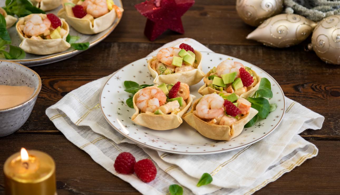 Tartaletas de obleas con cóctel de gambas