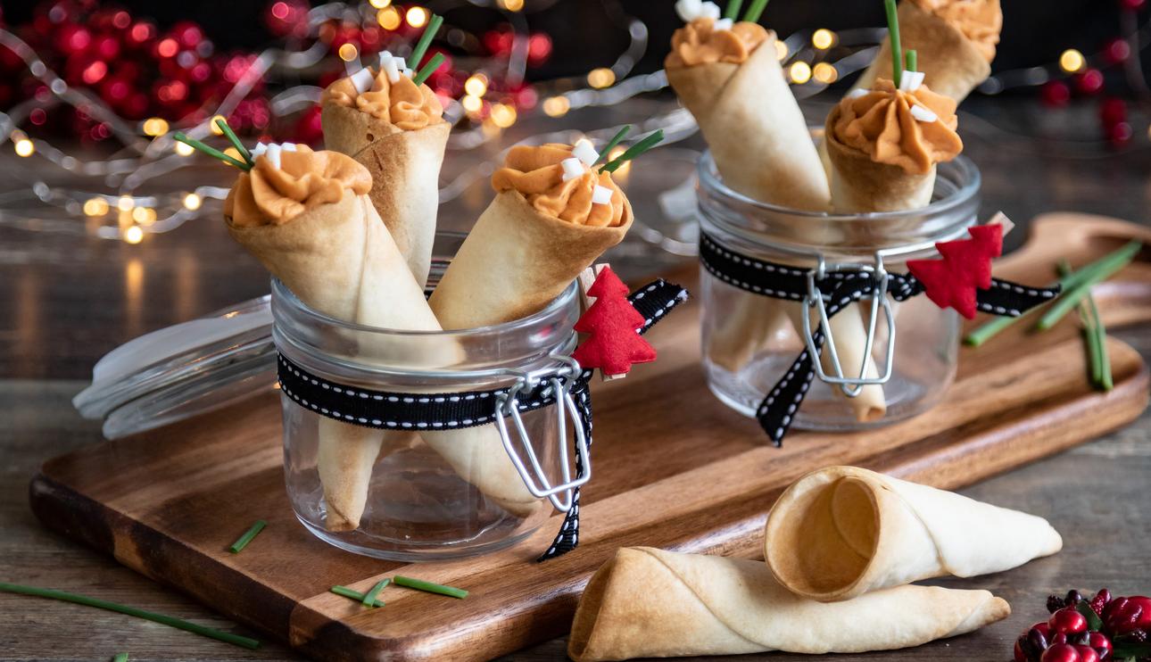 Conos de aperitivo rellenos de paté de atún casero y surimi