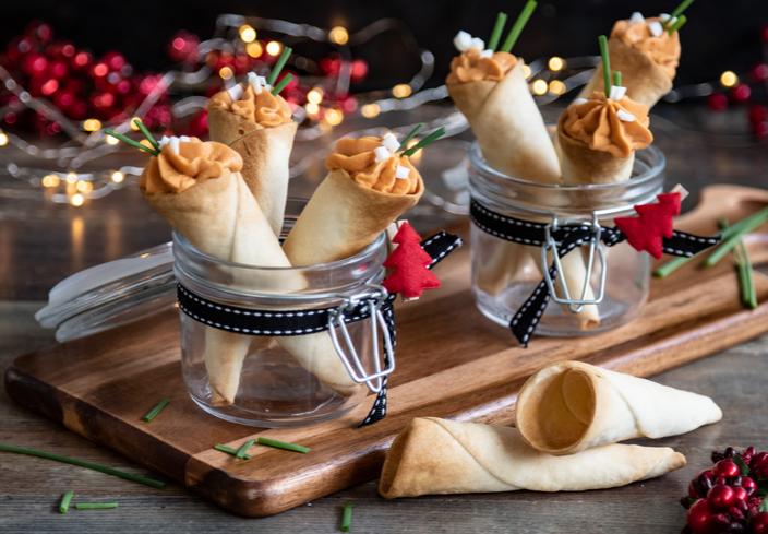 Conos de aperitivo rellenos de paté de atún casero y surimi