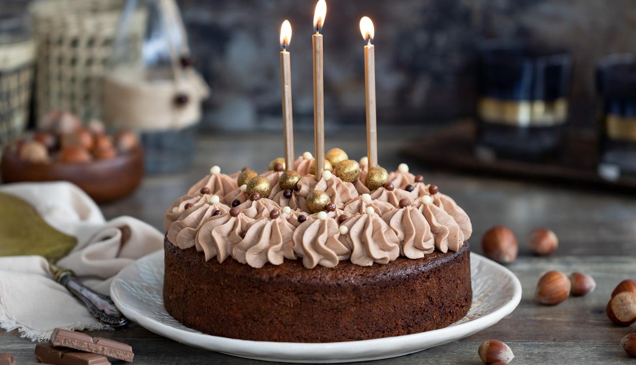 Tarta de cumpleaños de bizcocho y trufa de praliné de chocolate
