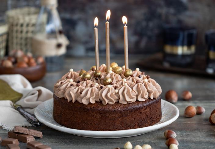 Tarta de cumpleaños de bizcocho y trufa de praliné de chocolate