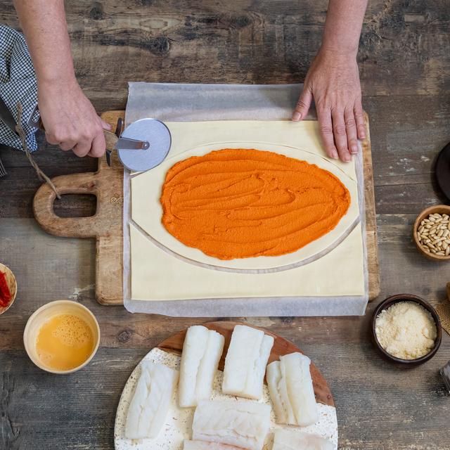 Bacalao en hojaldre con salsa pesto de pimientos del piquillo