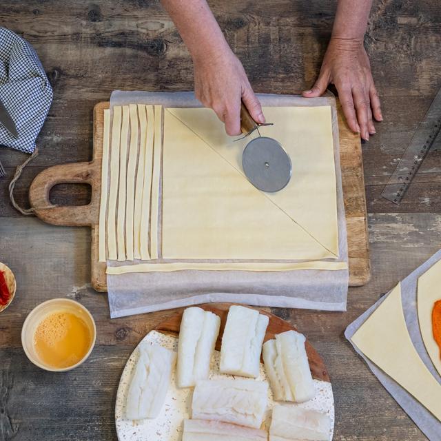 Bacalao en hojaldre con salsa pesto de pimientos del piquillo