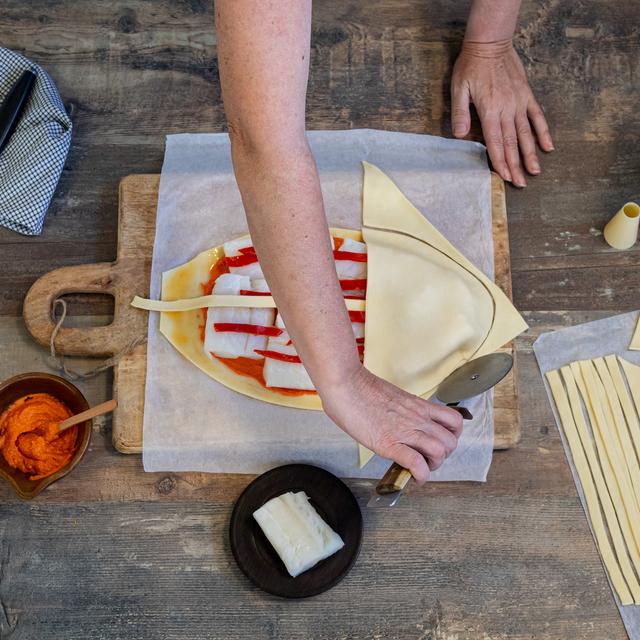 Bacalao en hojaldre con salsa pesto de pimientos del piquillo