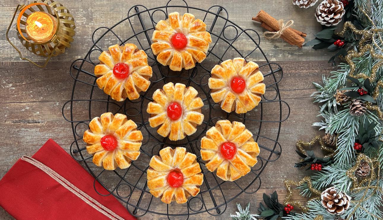Flores de hojaldre y piña para Navidad