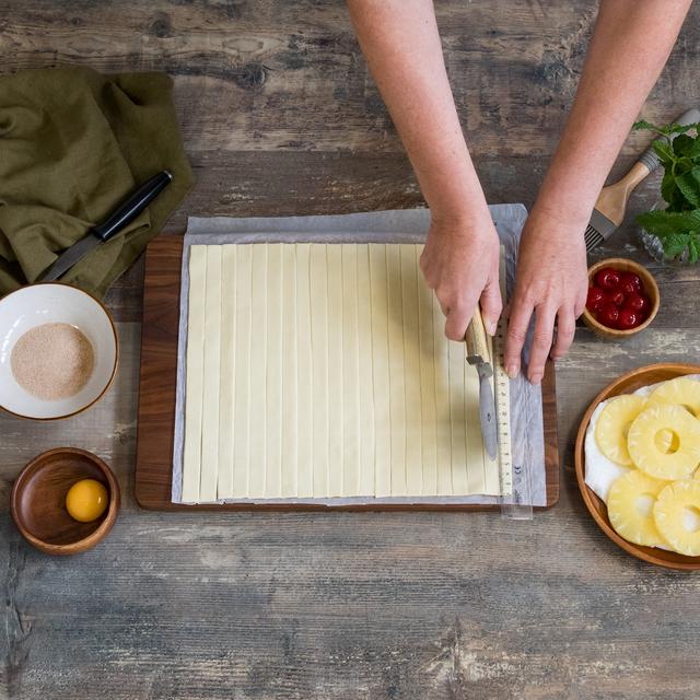 Flores de hojaldre y piña para Navidad