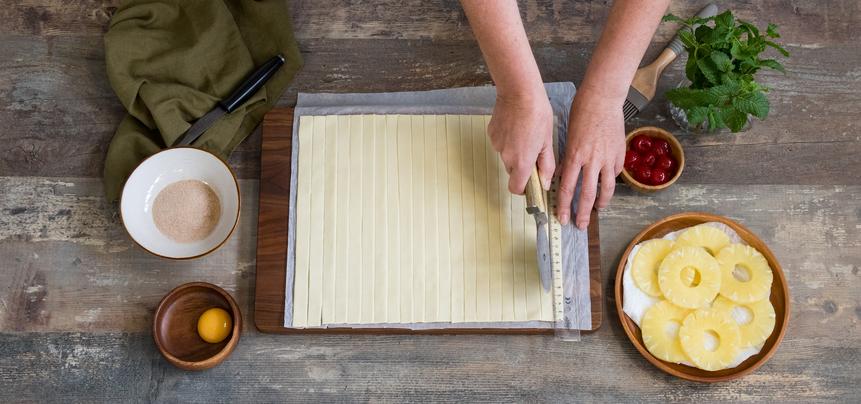 Flores de hojaldre y piña para Navidad
