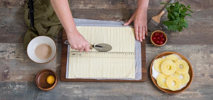 Flores de hojaldre y piña para Navidad