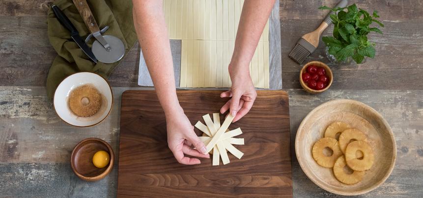 Flores de hojaldre y piña para Navidad