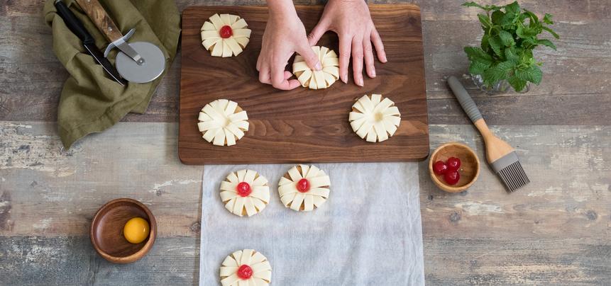 Flores de hojaldre y piña para Navidad