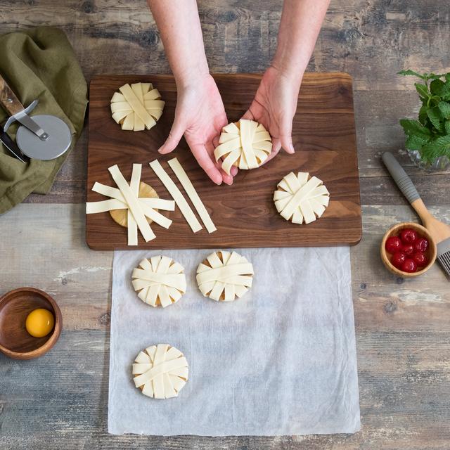 Flores de hojaldre y piña para Navidad