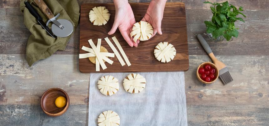Flores de hojaldre y piña para Navidad