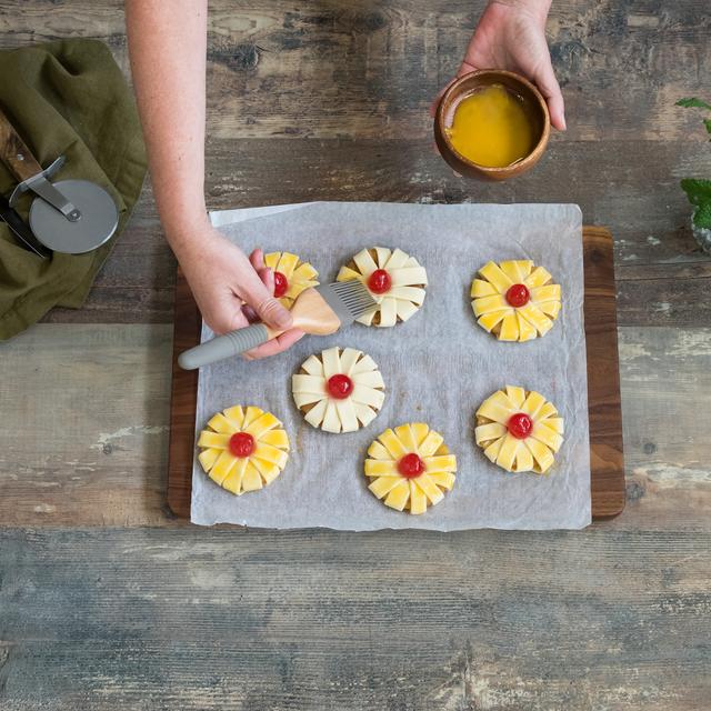 Flores de hojaldre y piña para Navidad