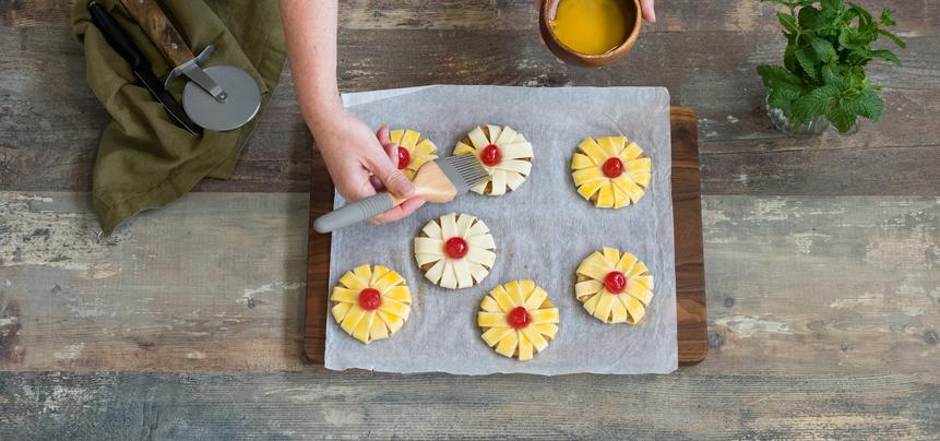 Flores de hojaldre y piña para Navidad
