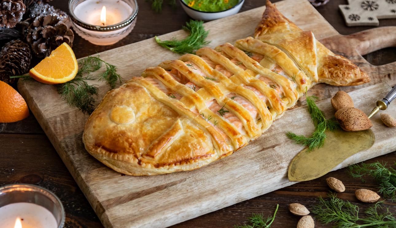 Hojaldre relleno de salmón fresco con salsa pesto de eneldo