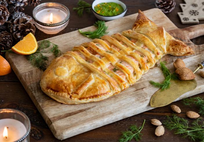 Hojaldre relleno de salmón fresco con salsa pesto de eneldo