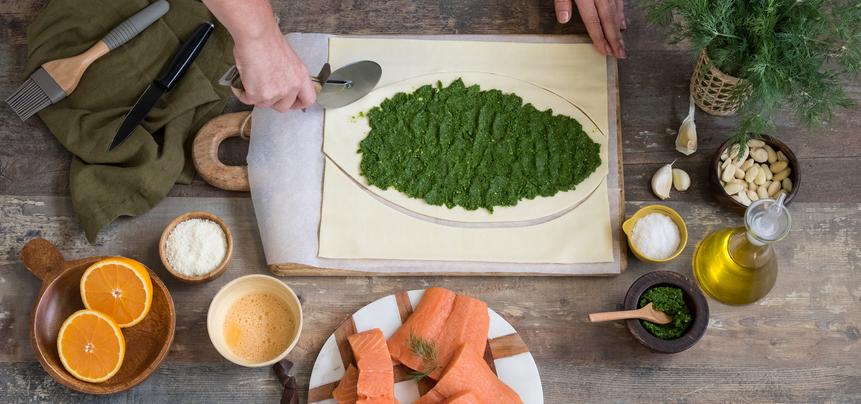 Hojaldre relleno de salmón fresco con salsa pesto de eneldo