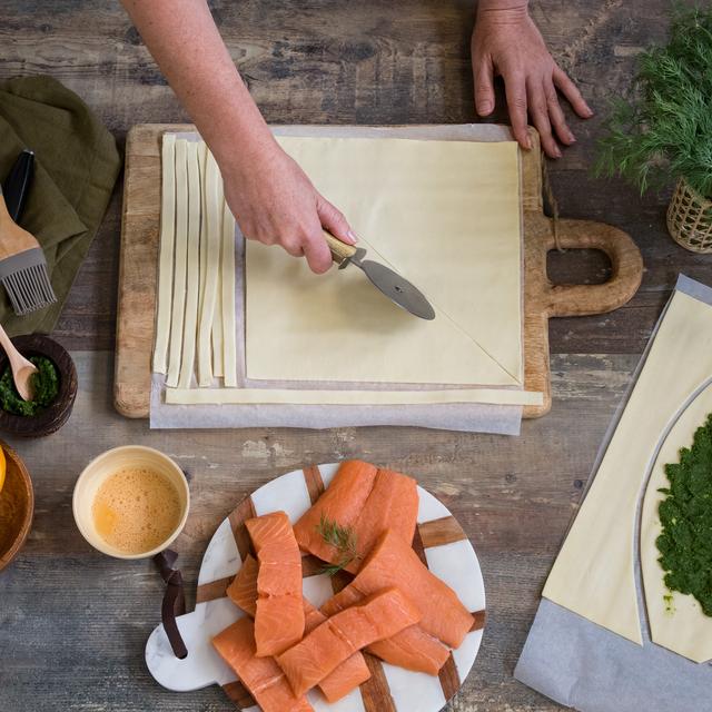 Hojaldre relleno de salmón fresco con salsa pesto de eneldo