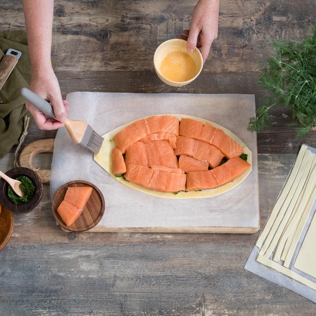 Hojaldre relleno de salmón fresco con salsa pesto de eneldo