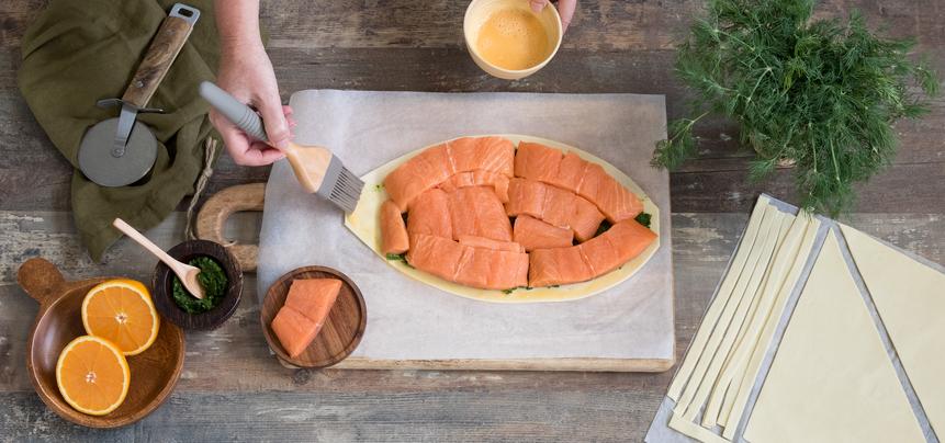 Hojaldre relleno de salmón fresco con salsa pesto de eneldo