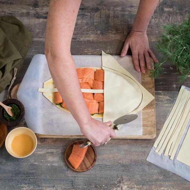 Hojaldre relleno de salmón fresco con salsa pesto de eneldo