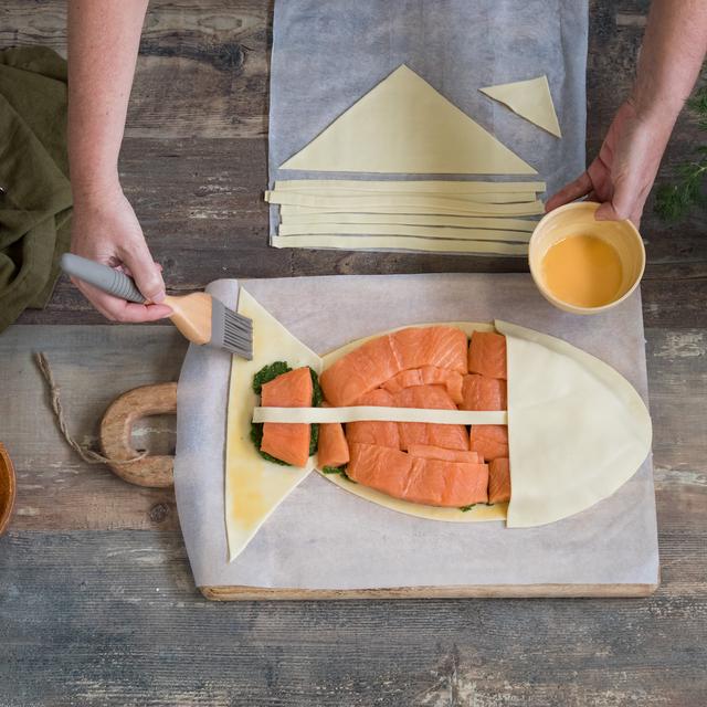 Hojaldre relleno de salmón fresco con salsa pesto de eneldo