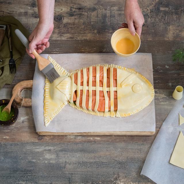 Hojaldre relleno de salmón fresco con salsa pesto de eneldo