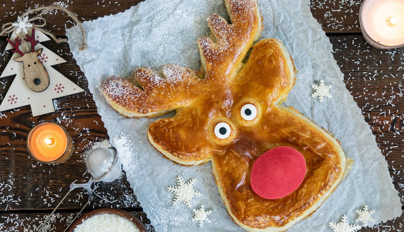 Reno navideño de hojaldre con chocolate con leche y coco