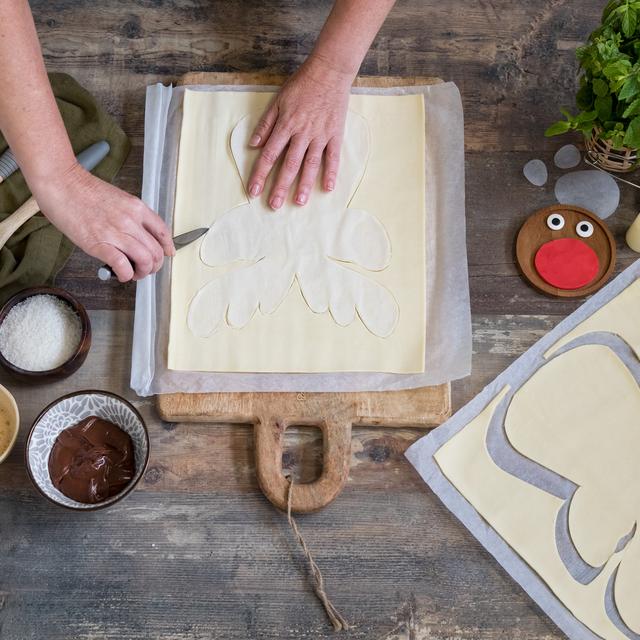 Reno navideño de hojaldre con chocolate con leche y coco
