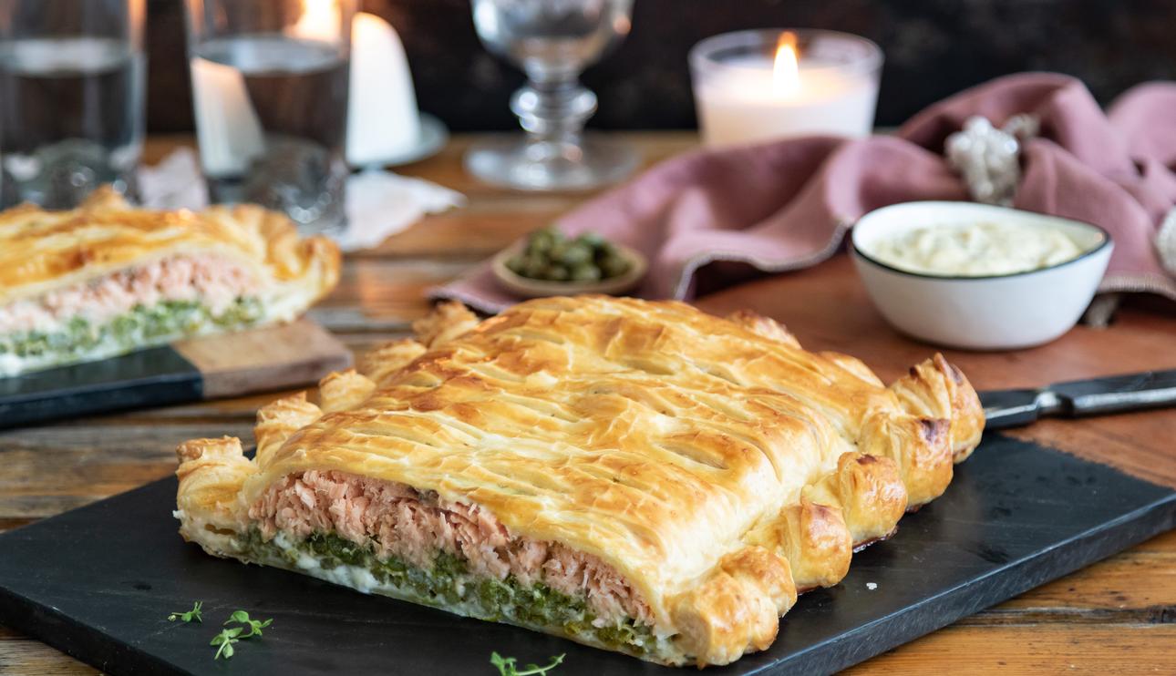 Hojaldre relleno de salmón fresco con salsa tártara y espárragos