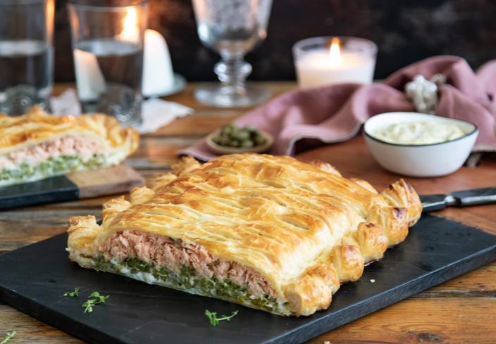 Hojaldre relleno de salmón fresco con salsa tártara y espárragos
