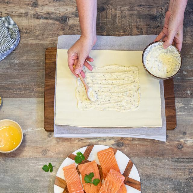 Hojaldre relleno de salmón fresco con salsa tártara y espárragos