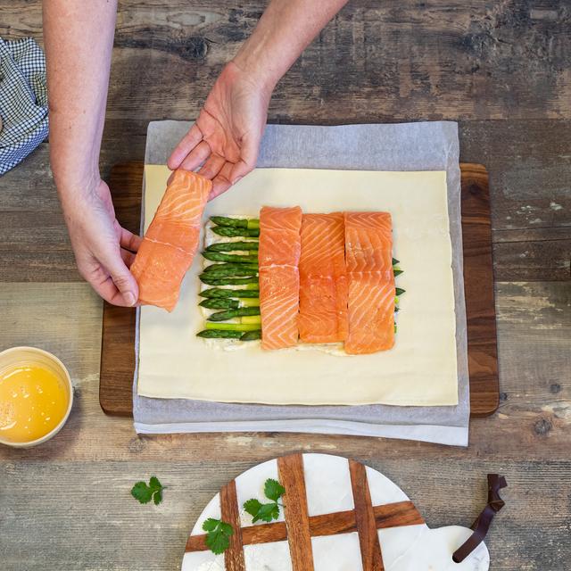 Hojaldre relleno de salmón fresco con salsa tártara y espárragos