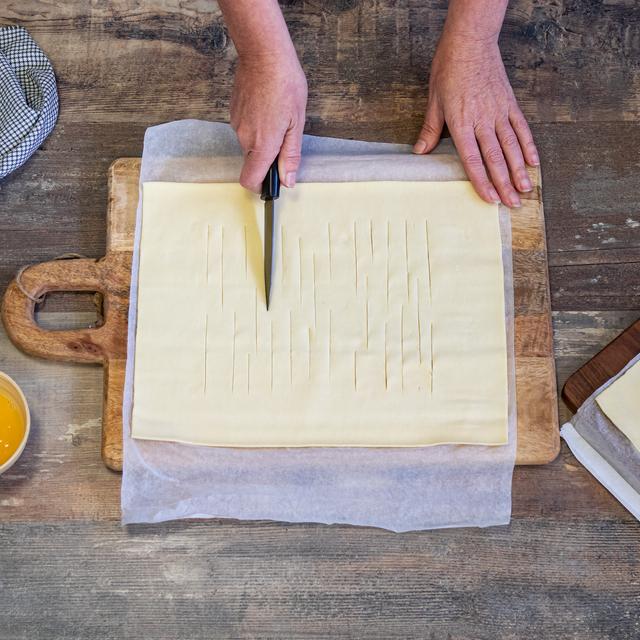 Hojaldre relleno de salmón fresco con salsa tártara y espárragos