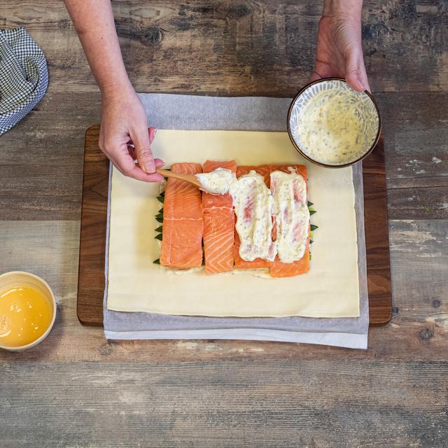 Hojaldre relleno de salmón fresco con salsa tártara y espárragos