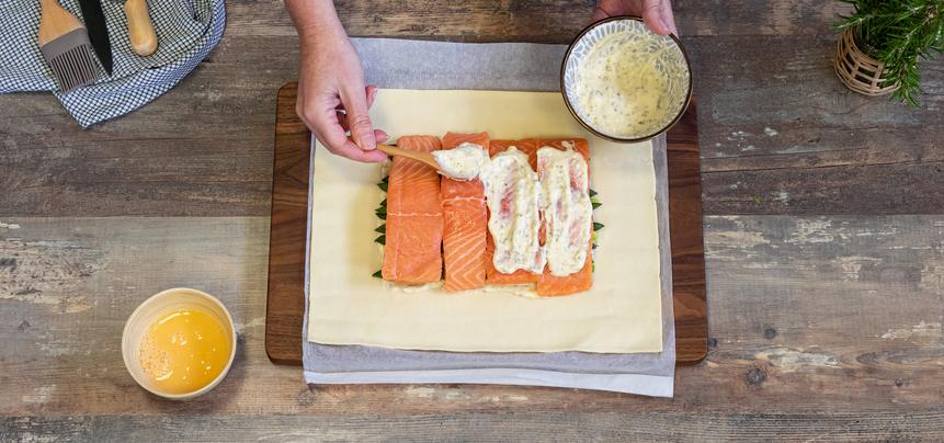 Hojaldre relleno de salmón fresco con salsa tártara y espárragos
