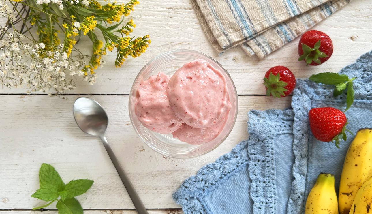 Helado de fresa y plátano con leche condensada
