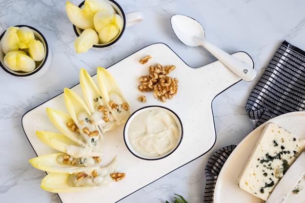 Endivias con roquefort y nueces