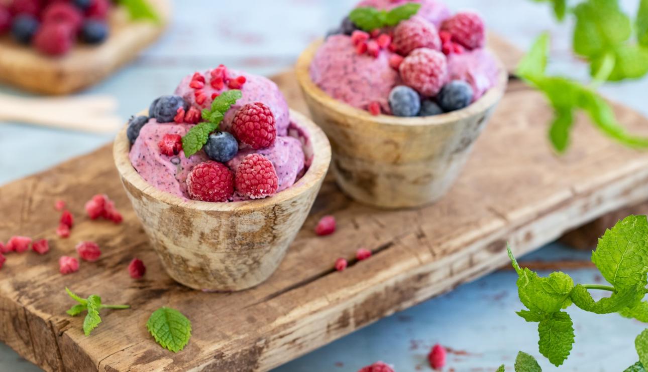 Helado de frutos rojos con leche condensada