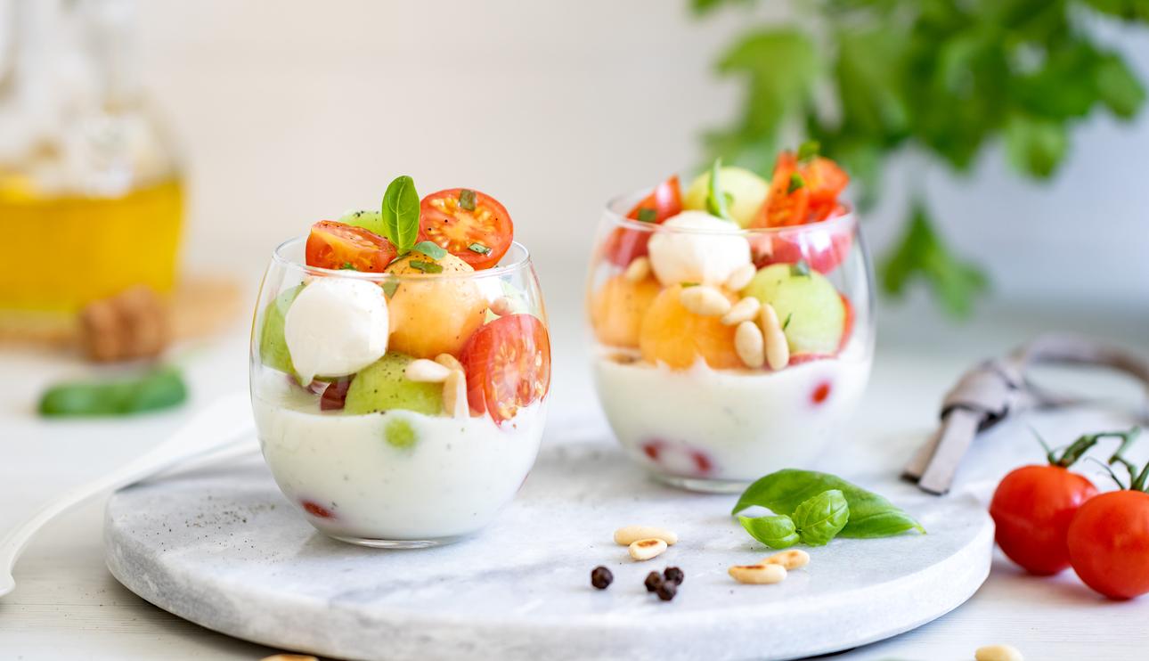 Chupito de crema fría de queso mozzarella con ensalada caprese de melón