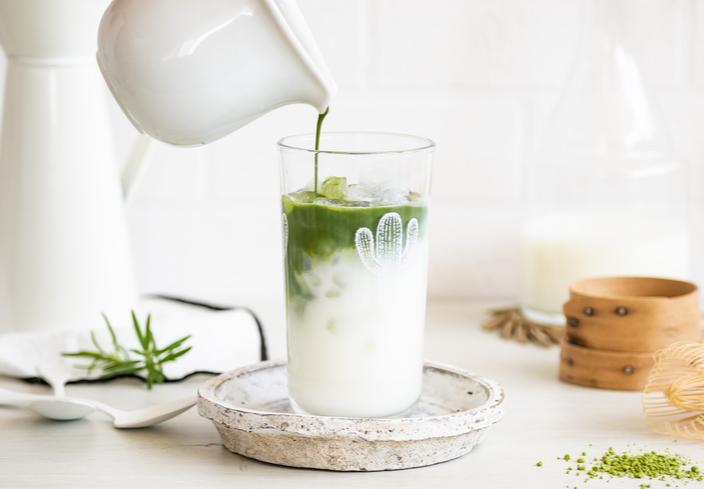 Té matcha latte helado con leche condensada