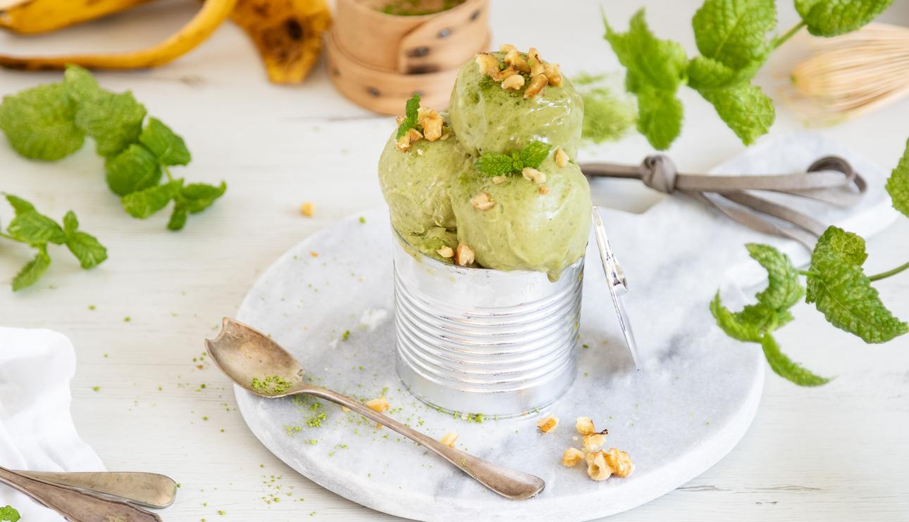 Helado de plátano y té matcha con leche condensada