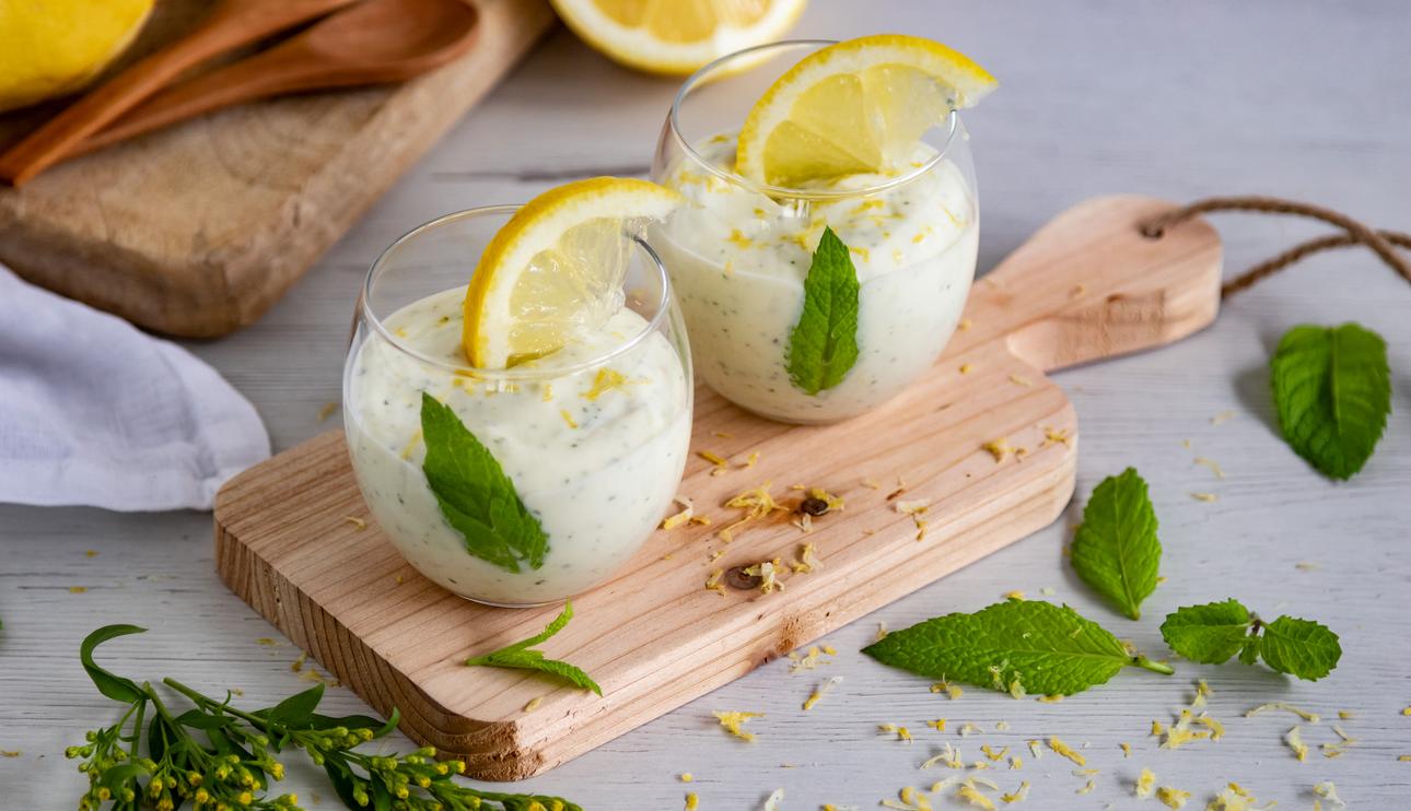 Vasitos de queso mascarpone con crema de limón y menta
