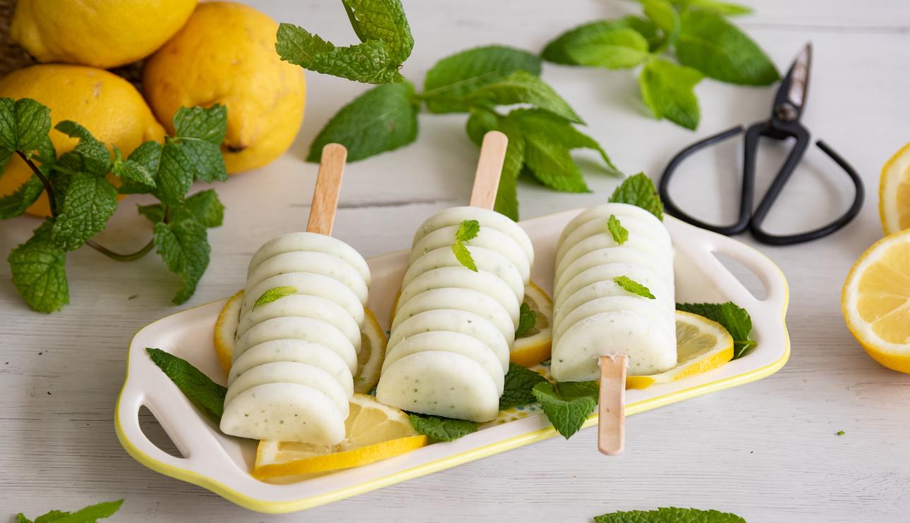Polos de hielo de limón y menta con leche condensada