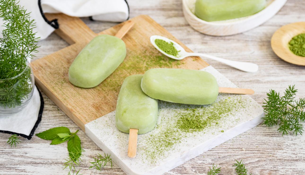Polos de coco y té matcha con leche condensada