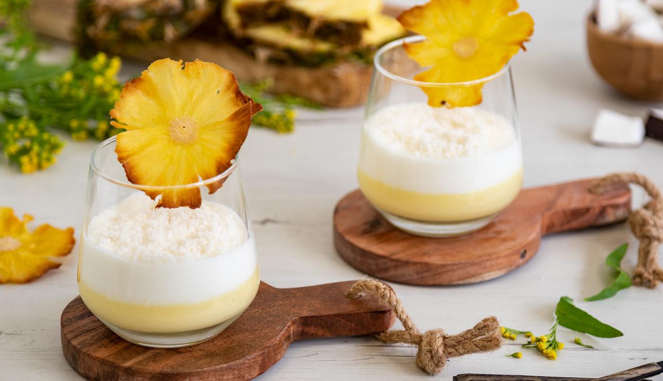 Vasitos de yogur de coco con piña y leche condensada