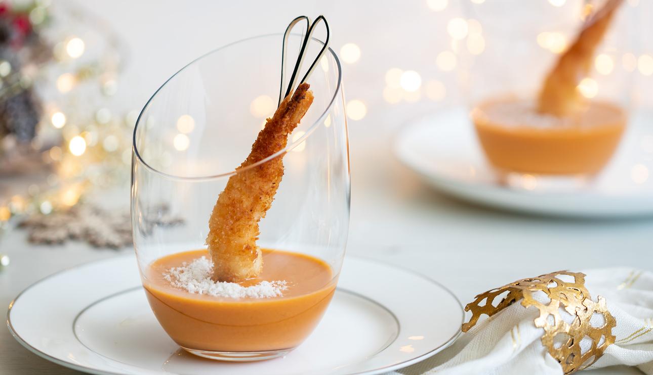 Aperitivo de crema marisco con langostino crujiente con coco