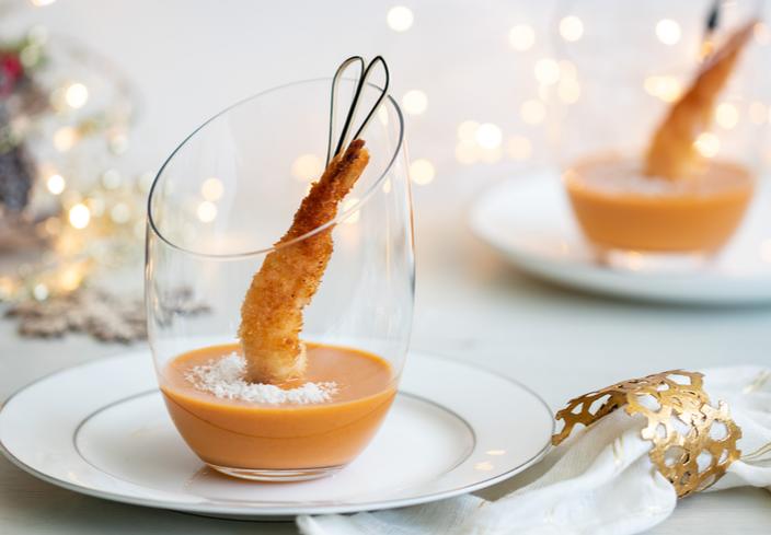 Aperitivo de crema marisco con langostino crujiente con coco