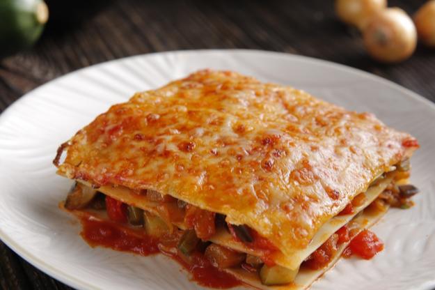 Lasaña de verduras con tomate frito