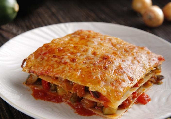 Lasaña de verduras con tomate frito